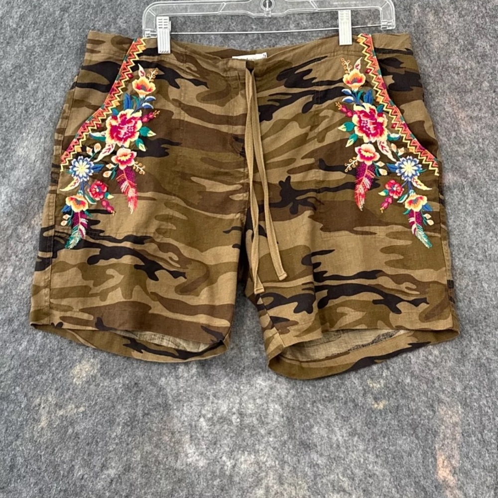 New Johnny Was Brown Bermuda Shorts with Floral Embroidery
